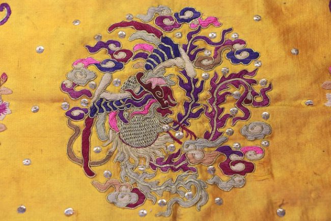 Khăn thêu hình chim phượng của các bà trong hoàng cung triều Nguyễn ở thế kỷ XIX, do các thợ thủ công ở Tượng cục chuyên trang phục cung đình tạo nên.