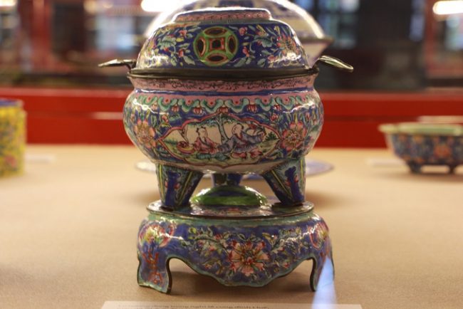 Lư hương làm bằng pháp lam dùng trong cung đình triều Nguyễn xưa. Xưa kia nghề làm hàng pháp lam ở Kinh đô Huế rất nổi tiếng nhưng nay đã mai một.