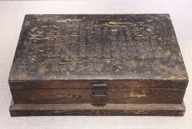 Tráp ngự thư làm bằng gỗ, nắp được khắc bài thơ của vua Tự Đức. Tráp được khắc chữ dưới thời vua Tự Đức vào năm 1851.