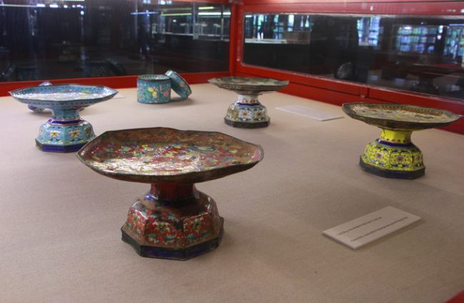Những chiếc bồng pháp lam thời vua Thiệu Trị, được vua quan triều Nguyễn sử dụng để đựng trái cây dùng trong các buổi tiệc.